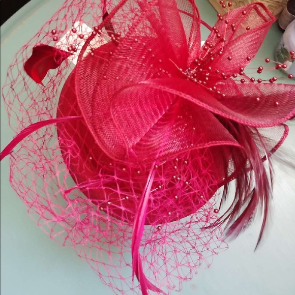 Cute hat with clip NWT - Picture 2 of 6